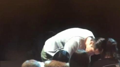 《演员的诞生》“秀”演技，胡歌当众“秀”下跪，鄙视与敬佩！