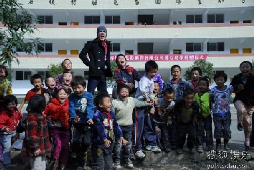 胡歌和小学的孩子们一起sohu