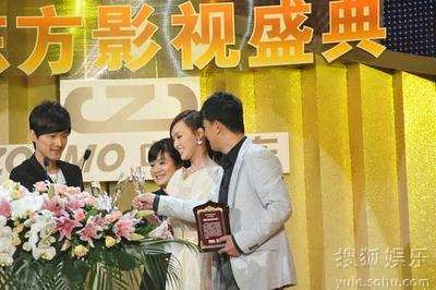 胡歌与获奖者一起举杯庆贺