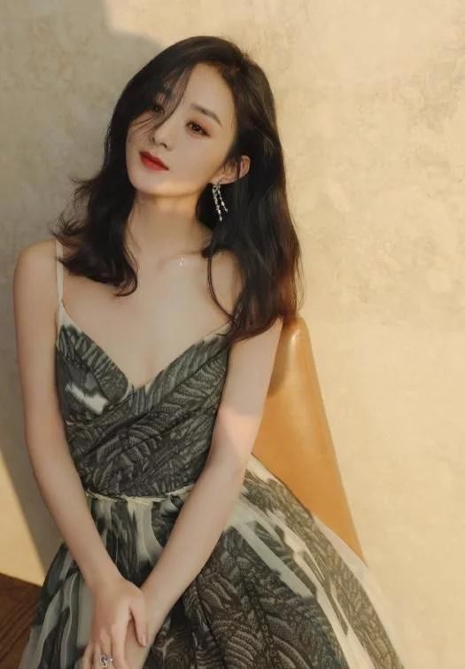 赵丽颖被导演要求穿上JK制服，看清生图下的状态，这不是未成年