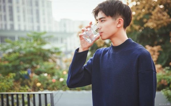 戏精本精？罗志祥放飞自我在机场打滚，粉丝：跟我回去吃药