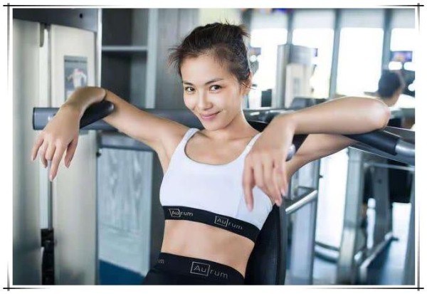 女星健身照，袁姗姗魔鬼身材，热巴挑战高难度，赵丽颖太惊艳！