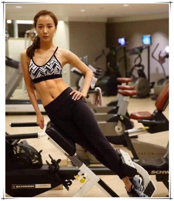 女星健身照，袁姗姗魔鬼身材，热巴挑战高难度，赵丽颖太惊艳！