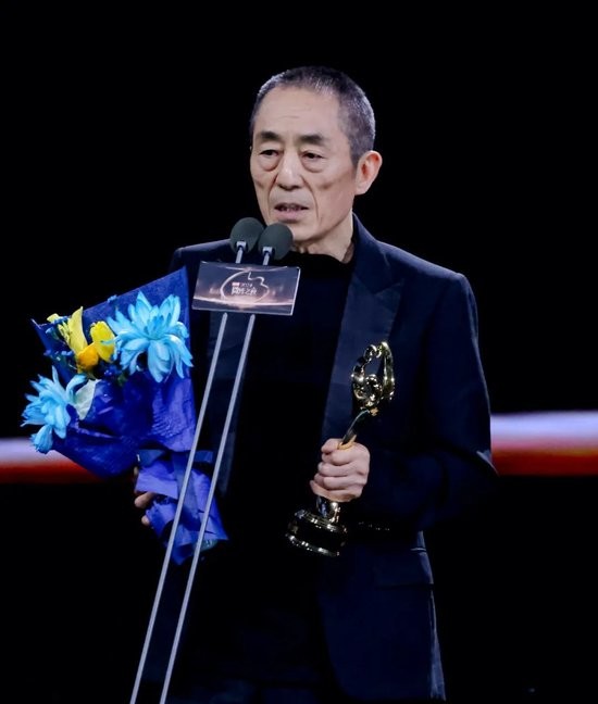 ▲导演张艺谋发表获奖感言。
