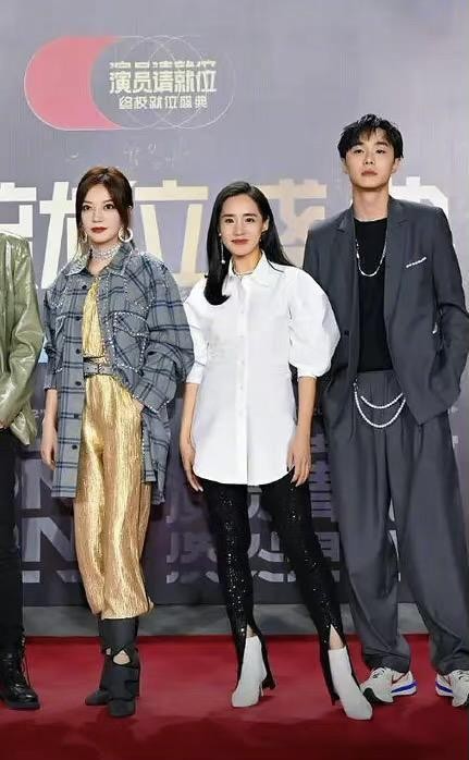 曾是《夏洛特烦恼》气质女神，成赵薇旗下艺人，白衬衣闪光裤抢眼
