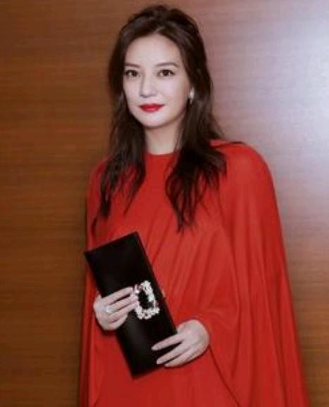 赵薇的女儿小四月8岁，从小长着一张明星脸，美得秒杀宋祖儿