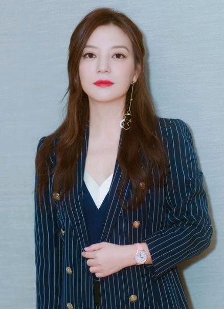 赵薇的女儿小四月8岁，从小长着一张明星脸，美得秒杀宋祖儿