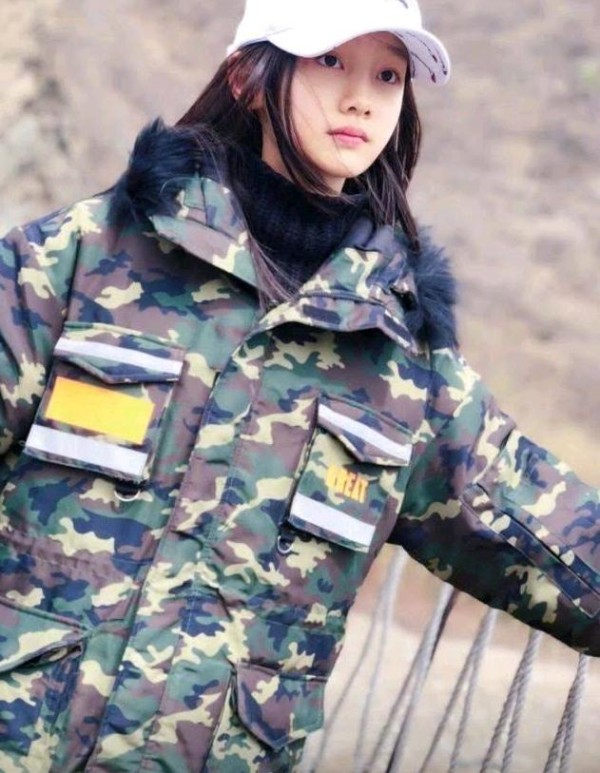赵薇的女儿小四月8岁，从小长着一张明星脸，美得秒杀宋祖儿