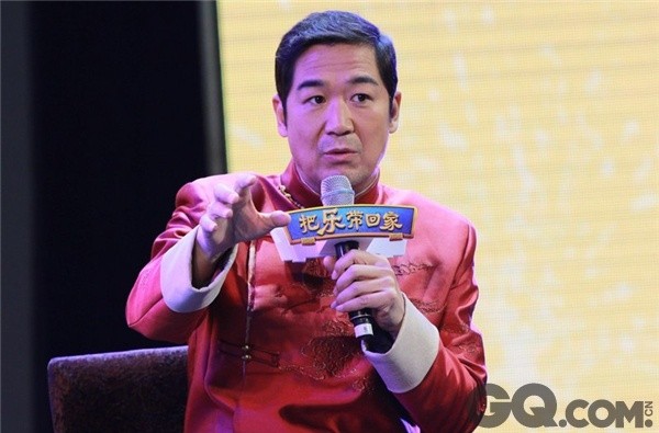 马年春晚还有一大亮点是主持阵容有了张国立这一新面孔。