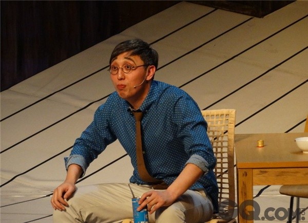 虽然是主持人跨界，但华少也并非没有表演经历。图为2013年12月21日，上海，由赖声川担任艺术总监，华少、万芳等主演的疯狂贺岁喜剧《绝不付帐》正在热演。