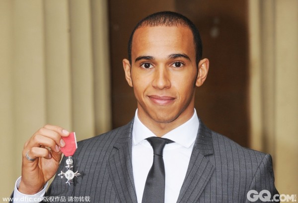 F1新贵汉密尔顿造访白金汉宫 被授予“大英帝国员佐勋章”。 