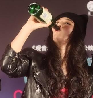 明星喝酒, 除了那英, 王菲还真没多少女星比得上范爷