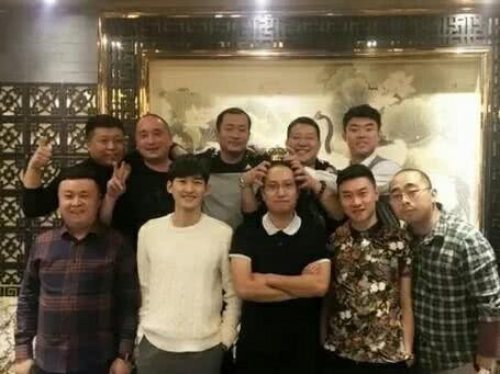 明星们的同学聚会，张翰超显眼，网友：和路人差距一目了然！