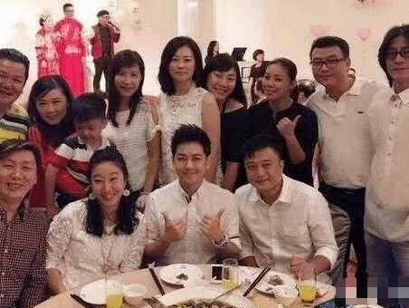 明星们的同学聚会，张翰超显眼，网友：和路人差距一目了然！