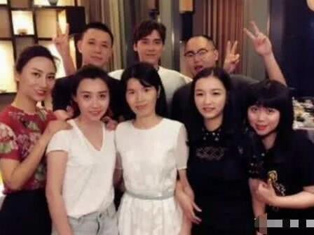 明星们的同学聚会，张翰超显眼，网友：和路人差距一目了然！