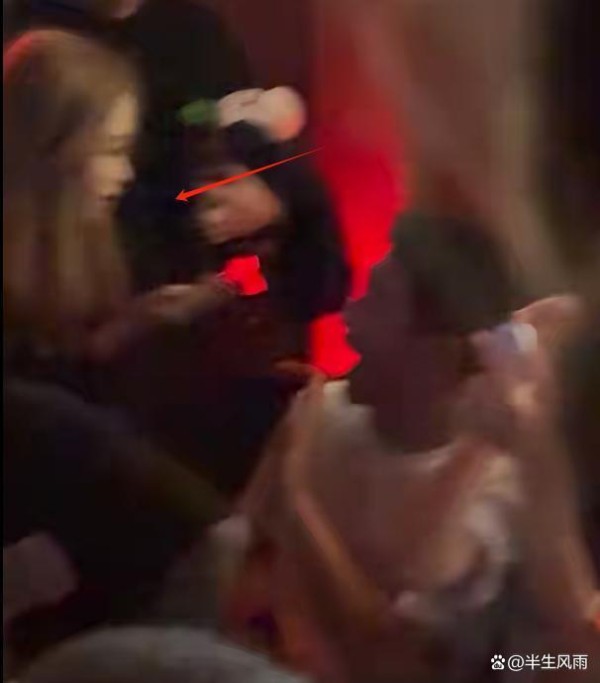 王嘉尔生日派对：何猷君洋酒吹瓶，奚梦瑶狂补妆，欧阳娜娜也在场