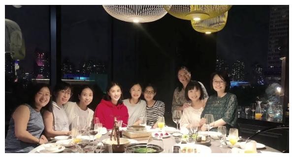 明星们的同学聚会照曝光，惊呆网友！明星和素人真的有壁