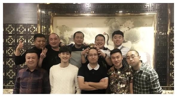 明星们的同学聚会照曝光，惊呆网友！明星和素人真的有壁