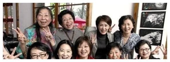 明星们的同学聚会照曝光，惊呆网友！明星和素人真的有壁
