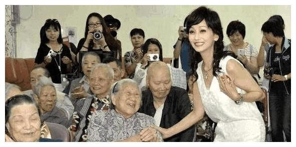 明星们的同学聚会照曝光，惊呆网友！明星和素人真的有壁