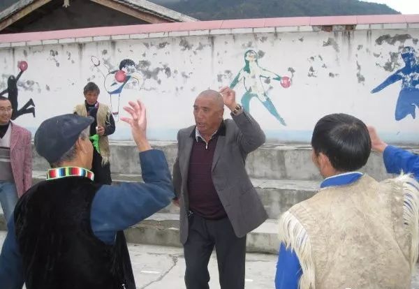 杨明星与当地藏族同胞探讨多声部民歌.jpg