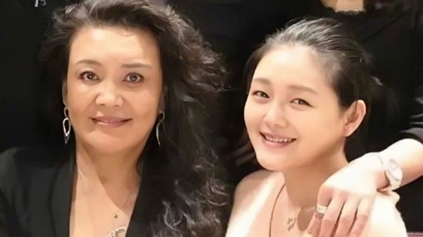 大S不让孩子回北京过年，张兰直言心碎和无力，一到台湾就想哭