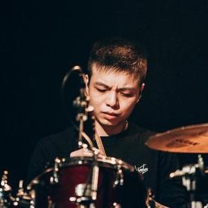知名男歌手吸毒当街被抓！身藏约10克违禁品