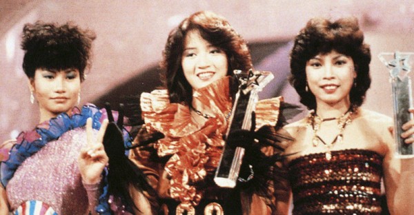 ( 1982 年，19 岁的梅艳芳成为第一届“新秀歌唱大赛”冠军 )