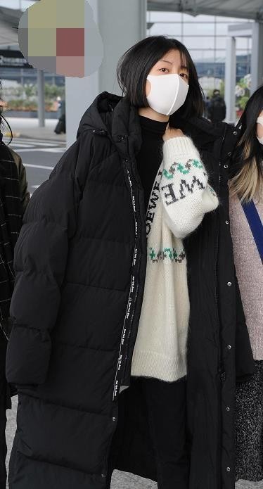 女明星私服大对比，李溪芮的毛衣掉毛，江疏影穿搭一身绿
