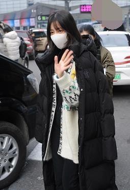 女明星私服大对比，李溪芮的毛衣掉毛，江疏影穿搭一身绿