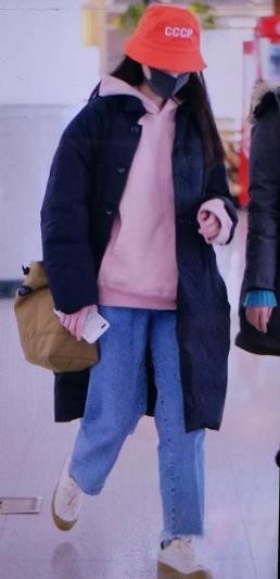 女明星私服大对比，李溪芮的毛衣掉毛，江疏影穿搭一身绿