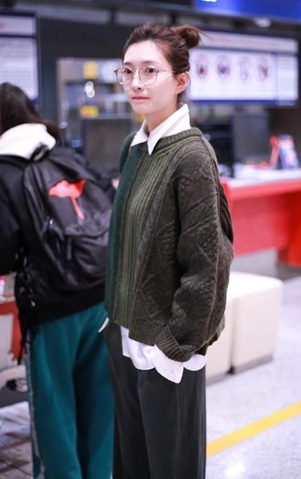 女明星私服大对比，李溪芮的毛衣掉毛，江疏影穿搭一身绿