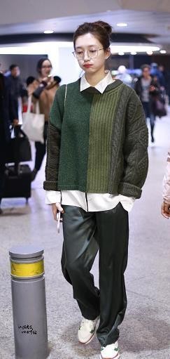 女明星私服大对比，李溪芮的毛衣掉毛，江疏影穿搭一身绿