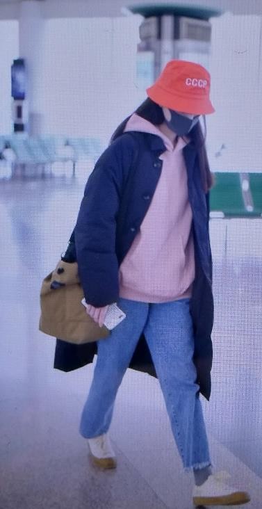 女明星私服大对比，李溪芮的毛衣掉毛，江疏影穿搭一身绿