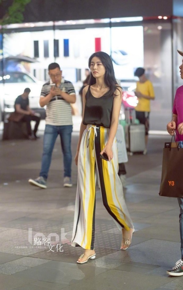 天津街拍:身材曼妙的美女, 散发着浓浓的女人味