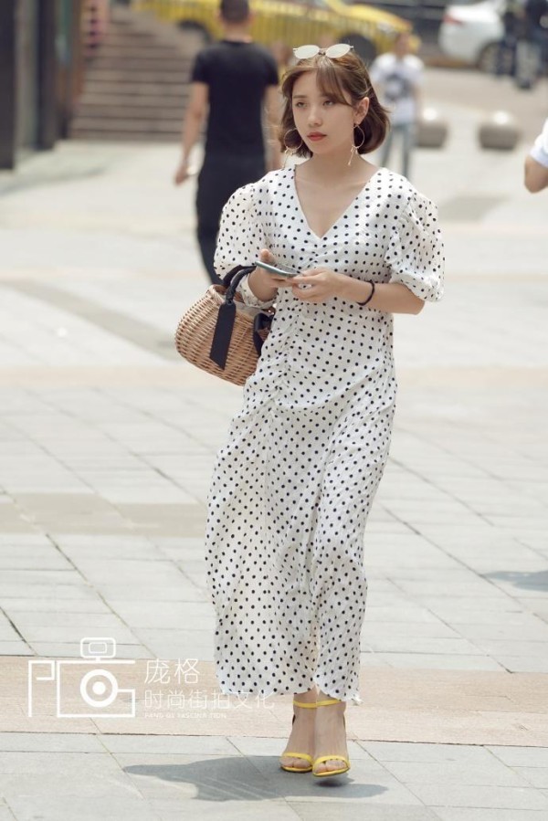 天津街拍:身材曼妙的美女, 散发着浓浓的女人味