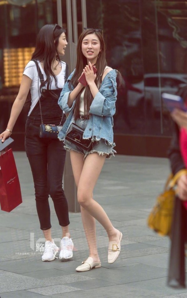 天津街拍:身材曼妙的美女, 散发着浓浓的女人味