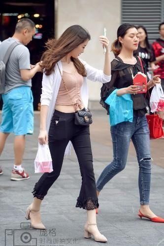 天津街拍:身材曼妙的美女, 散发着浓浓的女人味