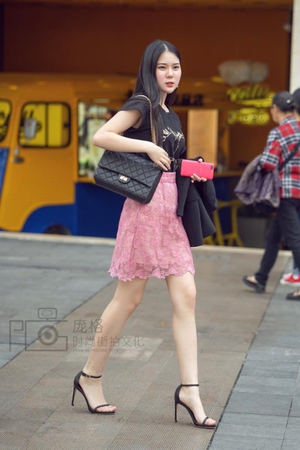 天津街拍:身材曼妙的美女, 散发着浓浓的女人味