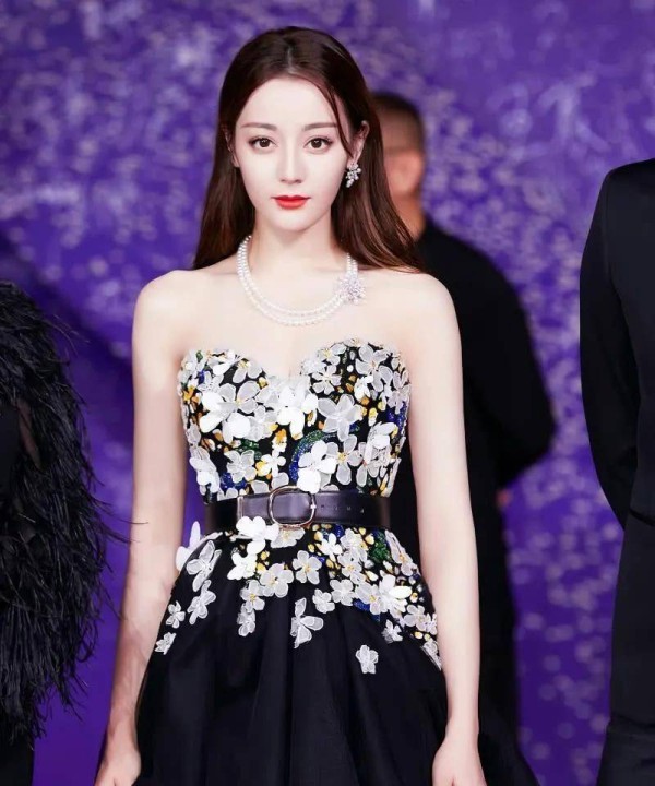 <a style='color:#f10404;' href='https://www.mingxing.cc/tags-1894.html ' target='_blank'>迪丽热巴</a>恋情公开<strong></p> <p><a style='color:#f10404;' href='https://www.mingxing.cc/tags-1894.html ' target='_blank'>迪丽热巴</a></strong>，对她事业有影响吗？大家觉得会吗？
