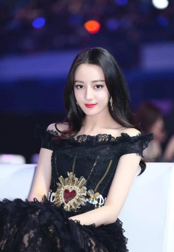 <a style='color:#f10404;' href='https://www.mingxing.cc/tags-1894.html ' target='_blank'>迪丽热巴</a>恋情公开<strong></p> <p><a style='color:#f10404;' href='https://www.mingxing.cc/tags-1894.html ' target='_blank'>迪丽热巴</a></strong>，对她事业有影响吗？大家觉得会吗？