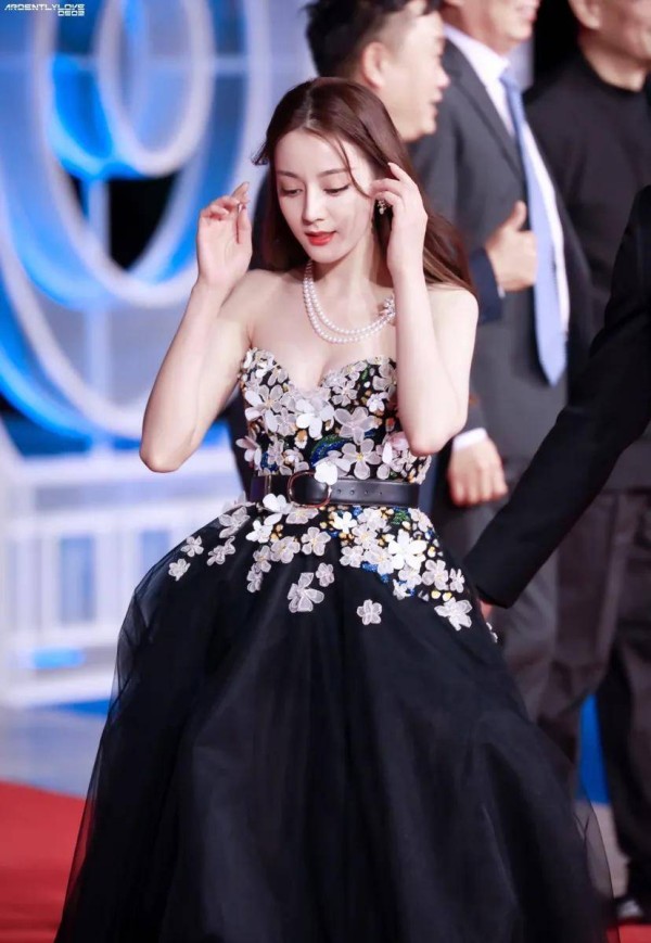 <a style='color:#f10404;' href='https://www.mingxing.cc/tags-1894.html ' target='_blank'>迪丽热巴</a>恋情公开<strong></p> <p><a style='color:#f10404;' href='https://www.mingxing.cc/tags-1894.html ' target='_blank'>迪丽热巴</a></strong>，对她事业有影响吗？大家觉得会吗？