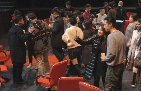 胡歌双膝跪地给89岁老粉丝签名,外界大赞是娱乐圈一股清流