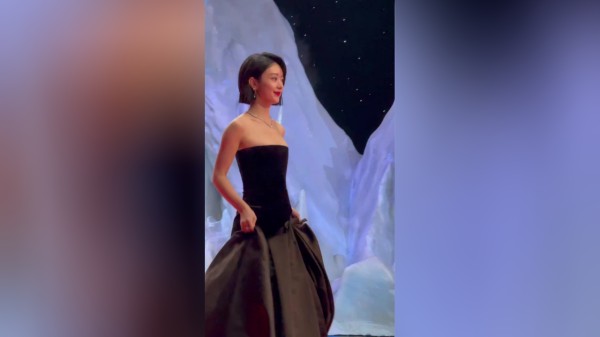 星光热梗热点全知道丨侧拍：赵丽颖红毯压轴出场，美得很突出