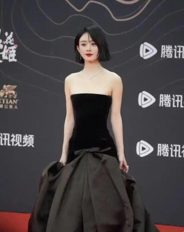 一场星光大赏，赵丽颖腹背受敌、受尽夹板气？难怪她不爱参加红毯