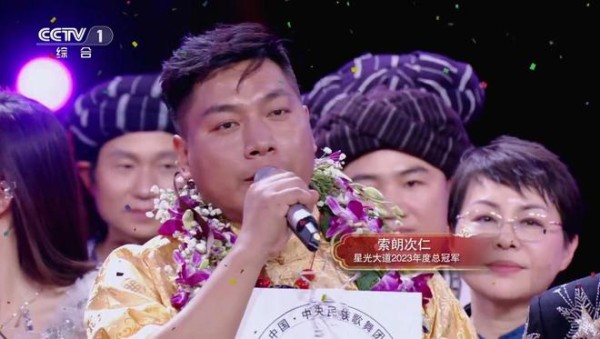 《星光大道》年度总决赛收官，冠军唱歌水平历年最差，还不如亚军