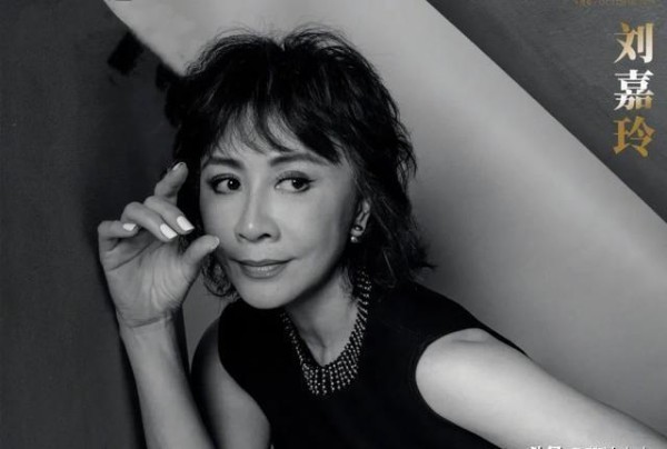 名场面又来了！五大中年女星拍杂志封面，刘嘉玲靠边坐伸脚抢C位