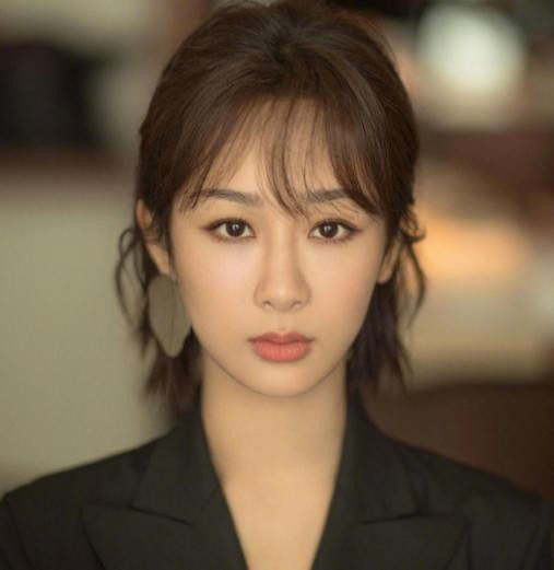 10月份艺人新媒体指数top5，邓伦第四，登顶的是唯一的女演员