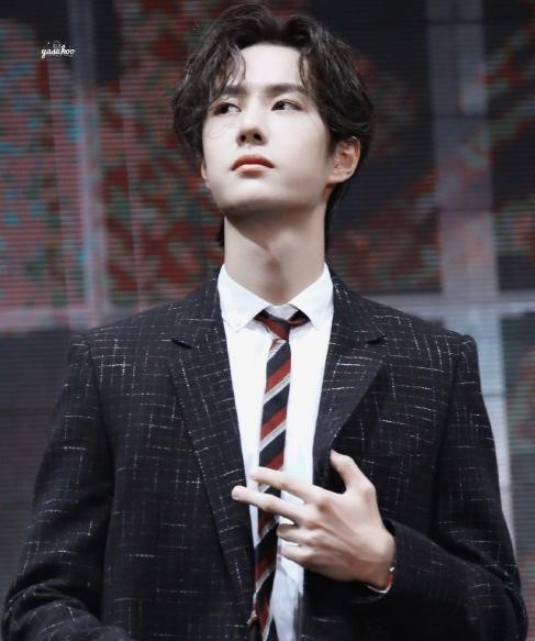10月份艺人新媒体指数top5，邓伦第四，登顶的是唯一的女演员