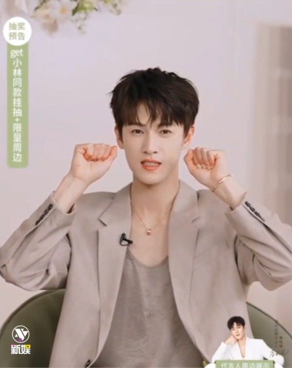 李昀锐直播变魔术失败，纸巾藏拳逗乐观众